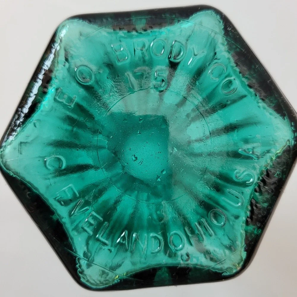 EO Brody Bud Vase Emerald Green Hexagon Ribbed Glass 175 Cleveland Ohio 6 in‎